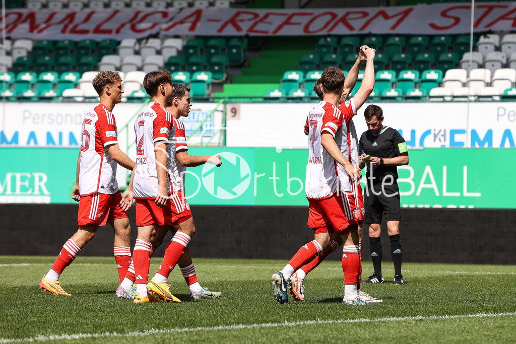 SpVgg Greuther Fürth II - FC Bayern Amateure | Jubel der Bayern Amateure nach dem Treffer zum 1-1 per Foulelfmeter durch Timo KERN (FCB #10) / Tor / Freude / Happy / Torschuetze