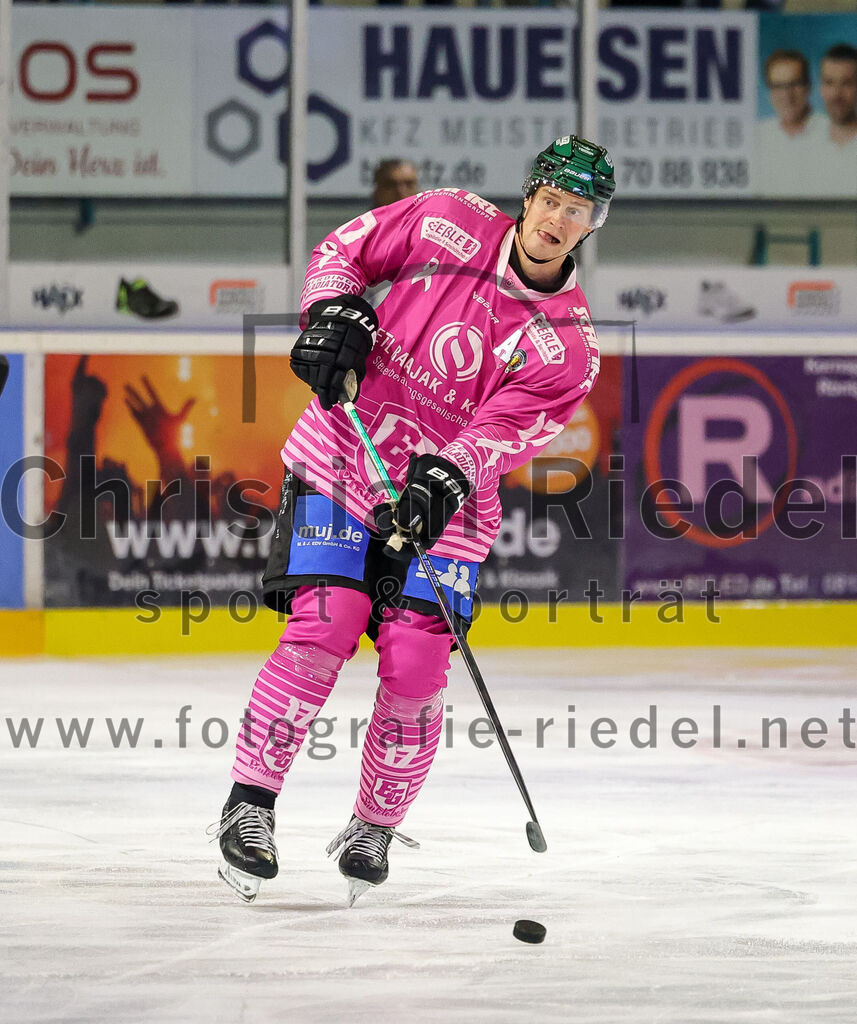 2025-10-05_093_TSV_Erding_gegen_Heilbronner_Falken | Erding, Deutschland, 05.10.2025:Eishockey, Oberliga Süd 2025 / 2026, 6. Spieltag, TSV Erding gegen Heilbronner Falken, Endergebnis: 3:1Elia Ostwald (Erding Gladiators, #17)Foto: Christian Riedel / fotografie-riedel.net