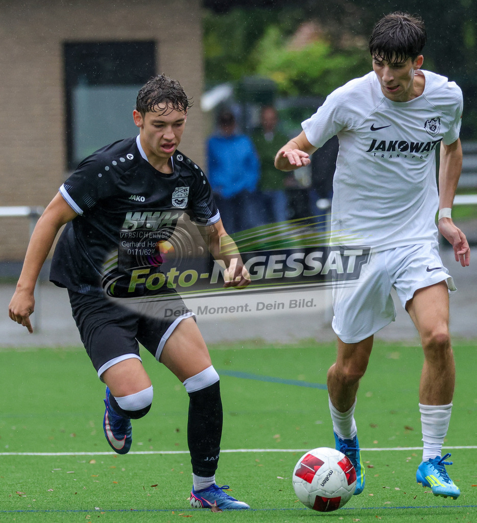 BV Stift Quernheim - SV Hausberge | Auf dem Bild zu sehen: weiß BV Stift Quernheim: Kristian Warkentin ; schwarz SV Hausberge: Daniel Sawinowski  BV Stift Quernheim, SV Hausberge, Saison 26/27, Bezirksliga, Stift Quernheim, Deutschland - Realisiert mit Pictrs.com