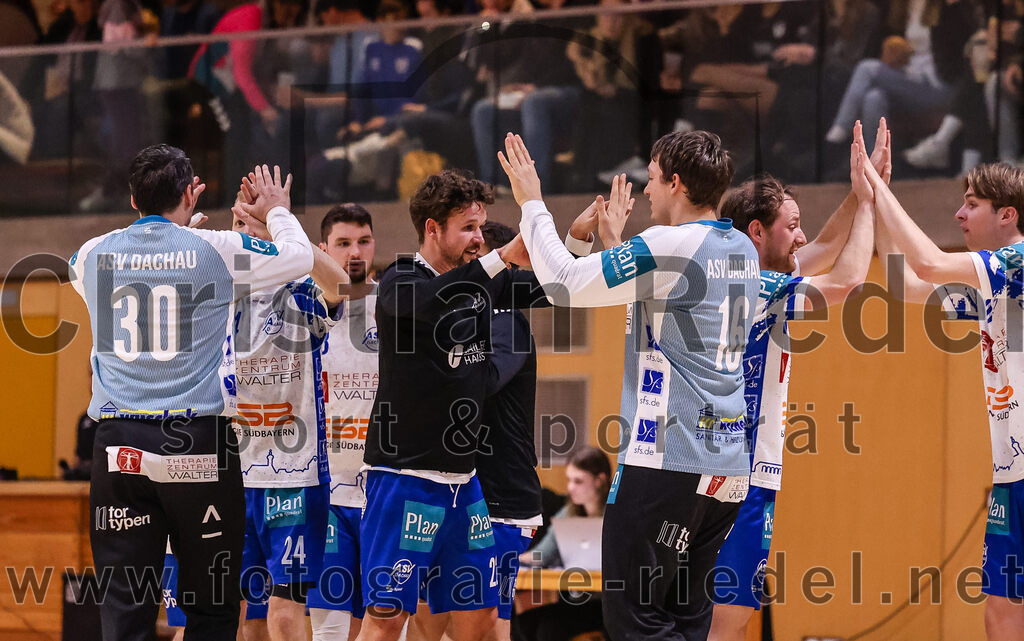 2024-11-24_009_SpVgg_Altenerding_gegen_ASV_Dachau | Erding, Deutschland, 24.11.2024:Handball, Bezirksoberliga Männer 2024 / 2025, 8. Spieltag, SpVgg Altenerding gegen ASV Dachau, Endergebnis: 30:23Torwart Valentin Hagitte (ASV Dachau, #30), Martin Stetter (ASV Dachau, #16)Foto: Christian Riedel / fotografie-riedel.net