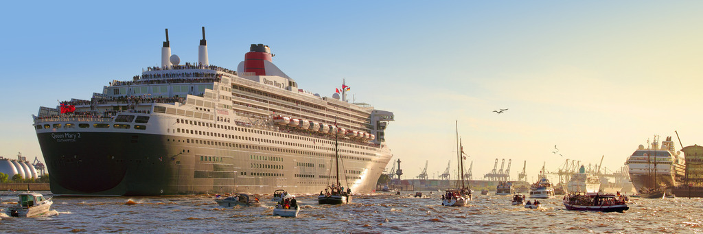 10260903 - Queen Mary 2 beim Hafengeburtstag | Dieses Motiv der Queen Mary 2 beim Hafengeburtstag 2011 haben wir neu bearbeitet und für einen großformatigen Druck optimiert. Das Zusammenspiel aus majestätischem Ozeanriesen, glitzerndem Wasser und den unzähligen Begleitbooten fängt die magische Stimmung eines großen Aufbruchs perfekt ein.