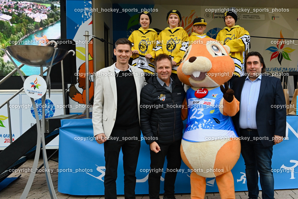 European Youth Olympic Festival EYOF 2023 Pressekonferenz | Jugendspieler EC Hornets Spittal, Olympisches Feuer, Maskottchen European Youth Olympic Festival EYOF 2023, Österreichischer Nationaltrainer U14 Damen SIUTZ Philip, Kärntner Eishockey Präsident Michael HERZOG-LÖSCHNIG, Generalmanager ÖEHv Damen Martin Kogler