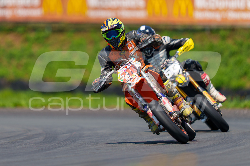 G-Cup + Supermoto Staatsmeisterschaft + Hungarian Supermoto Championship | GRIPcapture steht für authentische Sportfotografie in Österreich – für Momente, die mehr sind als Geschwindigkeit oder Ergebnis. Es geht um Emotion, Spannung, Fokus und den Augenblick, der oft nur einen Wimpernschlag dauert.Ob Motorsport, Teamsport oder 