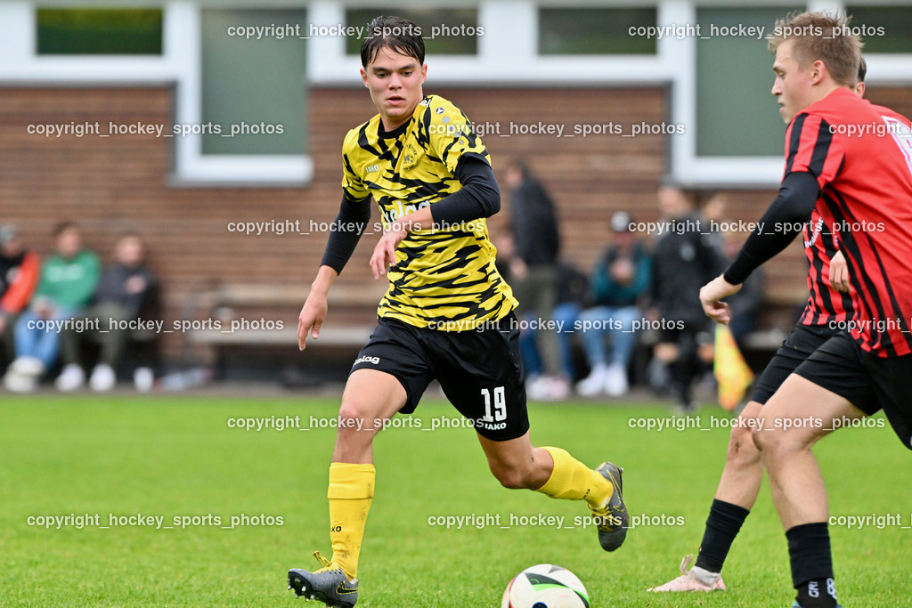 FC Faakersee vs. FC-WR Nussdorf Debant | #19 Felix Maximilian Opriessnig FC Faakersee, #8 Dennis Müller FCWR Nussdorf Debant, FC Faakersee vs. FC-WR Nussdorf Debant, FC Faakersee vs. FC-WR Nussdorf Debant am 28.09.2024 in Finkenstein (Sportplatz Faakersee), Austria, (Photo by Bernd Stefan)
