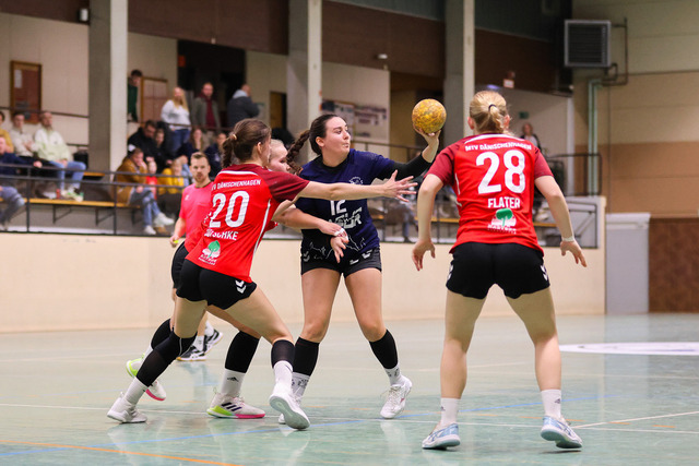Handball I Damen I Saison 2025-2026 I Verbandsliga Süd I HSG Kalkberg 06 - MTV Dänischenhagen I 14.12.2025.214 | v.l. Julia Dütschke (20, MTV Dänischenhagen), Juliane Steffens (12, HSG Kalkberg 06), Chiara Flater (28, MTV Dänischenhagen) - Realisiert mit Pictrs.com