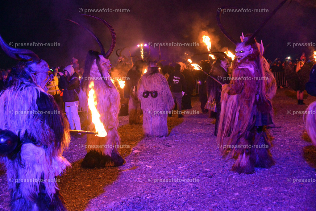 news-2022-Dez03-Krampusumzug-Reutte-WTV_5949 | Info aus dem Bezirk Reutte/Ausserfern Tirol sowie eine umfangreiche Bilddatenbank über die gesamte Region: Lechtal, Talkessel Reutte, Tannheimertal, Zwischentoren. Lech, Plansee, Zugspitze, Grenztunnel, B179, Fernpassstraße, Verkehr, Lawinen, Tradition, - Realisiert mit Pictrs.com