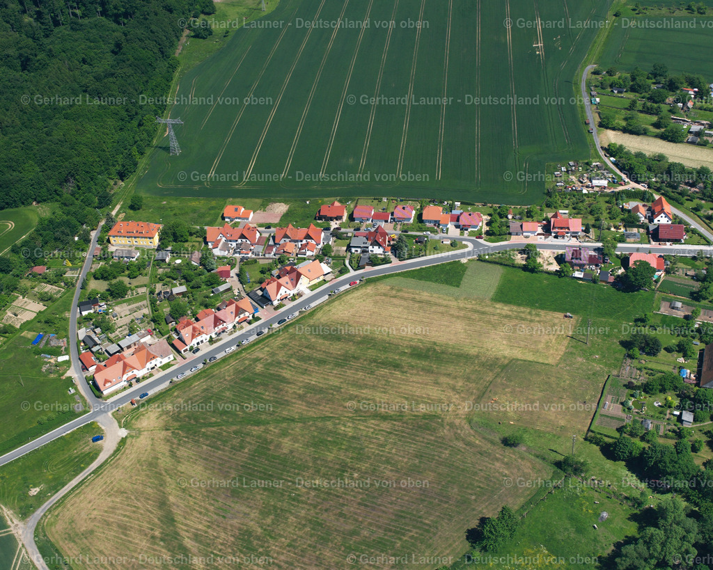 2634390 | HAURöDEN 16.06.2006 Landwirtschaftliche Nutzflächen und Feldgrenzen umsäumen das Siedlungsgebiet des Dorfes in Hauröden im Bundesland Thüringen, Deutschland. // Agricultural land and field boundaries surround the settlement area of the village in Hauroeden in the state Thuringia, Germany. Foto: Gerhard Launer