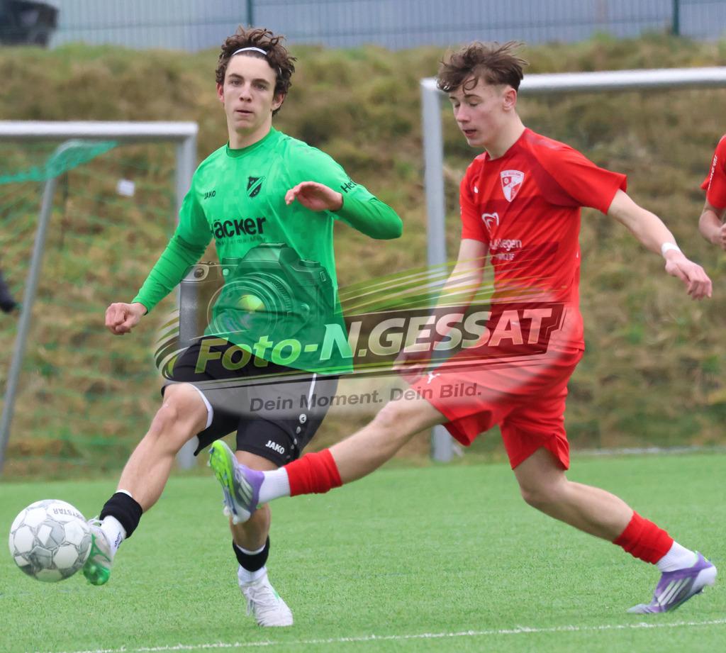 SV Rödinghausen - FC Iserlohn | Auf dem Bild zu sehen: grün SV Rödinghausen: Tim Justus Hollensteiner ; rot FC Iserlohn: Maximilian Tobola SV Rödinghausen, FC Iserlohn, Saison 25/26, B-Jugend Westfalenliga, Deutschland - Realisiert mit Pictrs.com