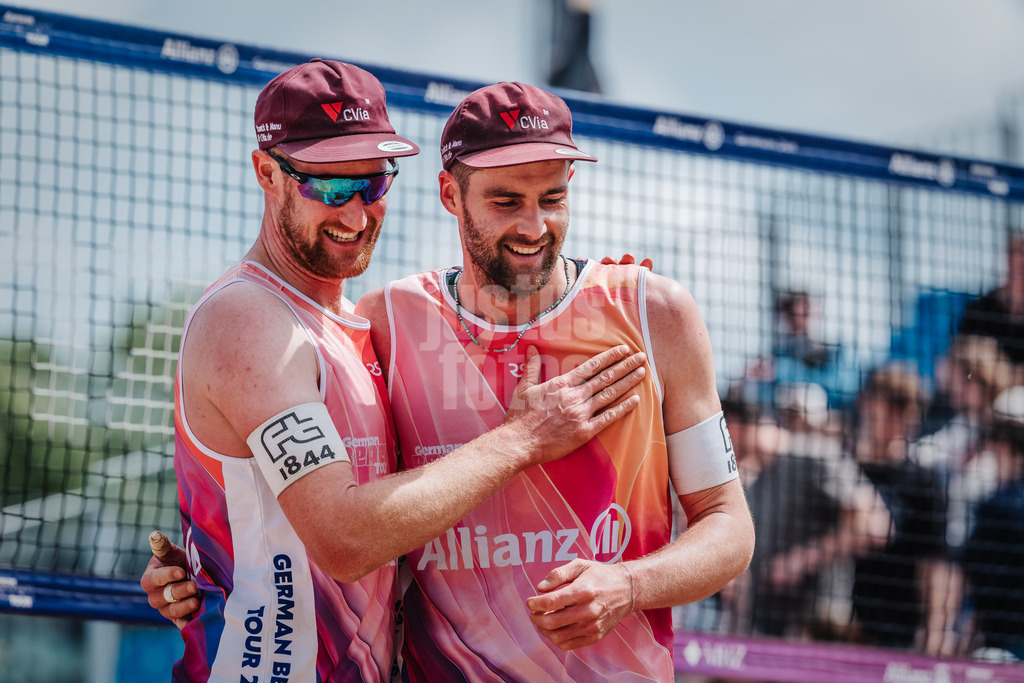 Beachvolleyball | Frauen | Allianz German Beach Tour 2025 | Tourstop Hamburg | 30.05.2025 | v.l. Yannick Harms und Manuel Harms freuen sich