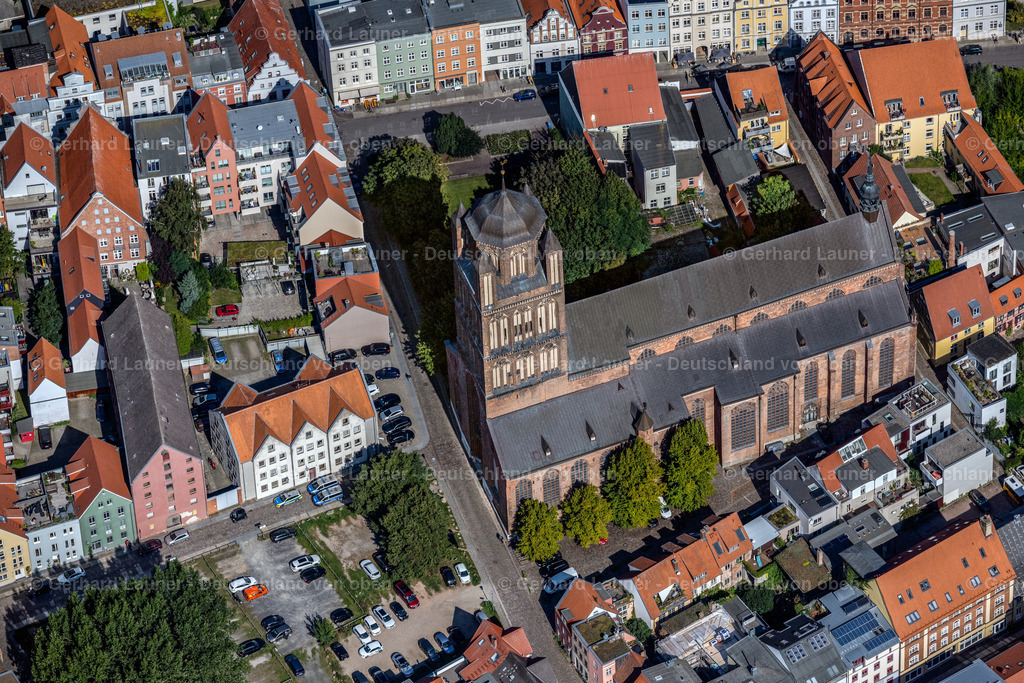 4061684 | STRALSUND 08.09.2021 Kirchengebäude " Kulturkirche St. Jacobi " im Altstadt- Zentrum der Innenstadt in Stralsund im Bundesland Mecklenburg-Vorpommern, Deutschland. Weiterführende Informationen bei: Stiftung Kulturkirche St. Jakobi Stralsund. // Church building in " Kulturkirche St. Jacobi " Old Town- center of downtown in Stralsund in the state Mecklenburg - Western Pomerania, Germany. Further information at: Stiftung Kulturkirche St. Jakobi Stralsund. Foto: Gerhard Launer
