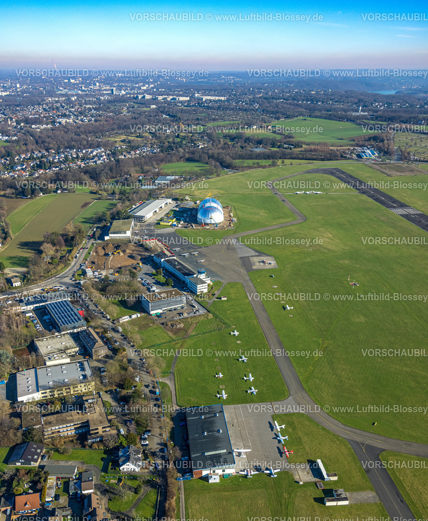 Muelheim230200898 | Luftbild, Flughafen Essen/Mülheim, Zeppelinhalle, Vorfeld, Turm, Tower, Flughafenverwaltung, Luftschiffhalle, Flugzeuge, Holthausen - Südost, Mülheim an der Ruhr, Ruhrgebiet, Nordrhein-Westfalen, Deutschland