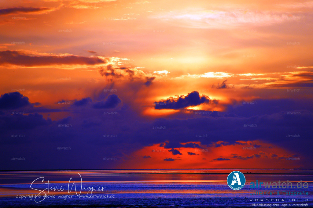 Nordsee, Nordfriesland, Beltringharderkoog, Luettmoorsee, Holmer Siel | Nordsee Sonnenuntergang Wattenmeer - Der Sonnenuntergang über dem Wattenmeer ist ein spektakulärer Anblick, der oft bei Ebbe bestaunt wird. Hier sind einige Orte, an denen Sie den Sonnenuntergang über dem Wattenmeer erleben können: Beltringharderkoog, Luettmoorsee, Holmer Siel