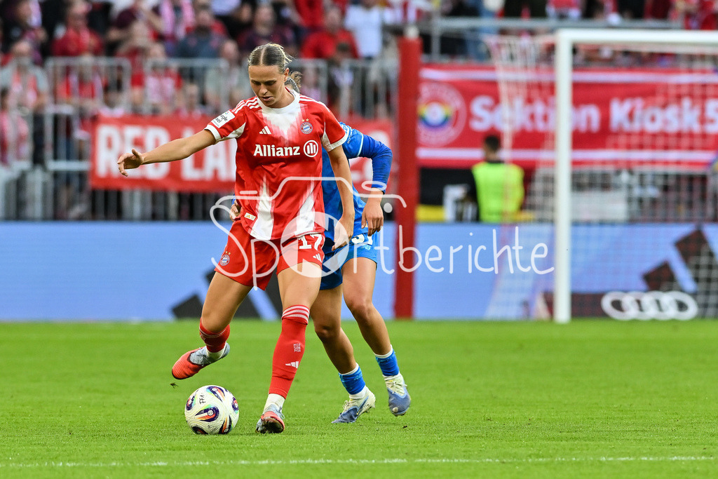 FC Bayern München - Bayer 04 Leverkusen | im Duell  Klara BUEHL (FCB #17) und Carlotta WAMSER (Bayer Leverkusen Frauen 37) / Zweikampf / Google Pixel Frauen-Bundsliga: FC Bayern München - Bayer 04 Leverkusen; Allianz Arena am 06.09.2025