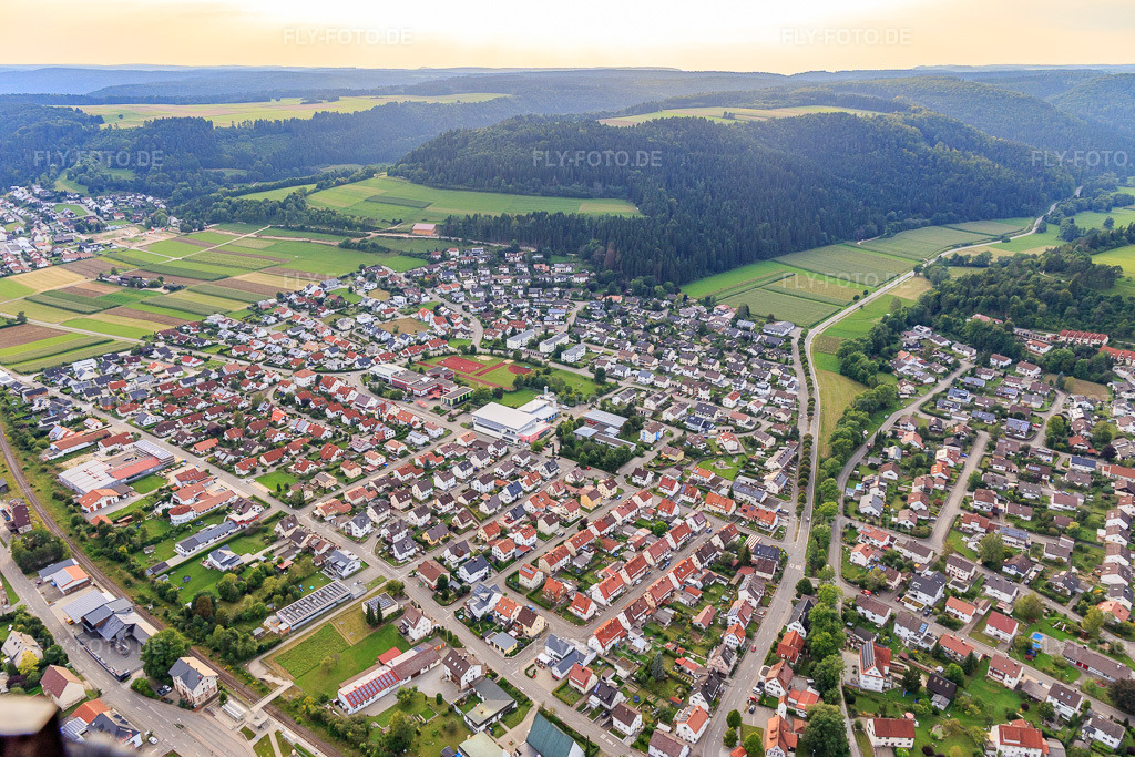 Luftbild: Ortsübersicht aus Osten mit Hallenbad Mühlheim und Realschule Mühlheim a.d. Donau in Mühlheim an der Donau im Bundesland Baden-Württemberg in Deutschland. Foto: IMG_102721.jpg vom 25.08.2017 durch Werner Riehm/FLY-FOTO.deWWW.MUEHLHEIM-DONAU.DE