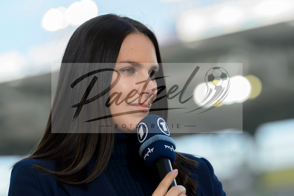 FCMFCK20210904_099 | Fussball, Herren: Sportschau-Moderatorin Esther Sedlaczek schaut beim Spiel der 3. Liga zwischen 1. FC Magdeburg und 1. FC Kaiserslautern in der MDCC-Arena am 04.09.2021 in Magdeburg, Deutschland.DFB / DFL REGULATIONS PROHIBIT ANY USE OF PHOTOGRAPHS AS IMAGE SEQUENCES AND/OR QUASI-VIDEO. - Realisiert mit Pictrs.com