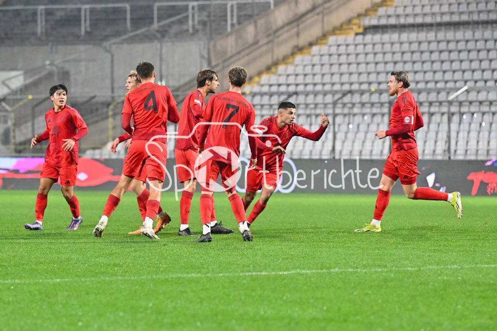 FC Bayern Amateure - FV Illertissen | Jubel der kleinen Bayern nach dem Trefferzum 1-1 durch Luca DENK (FC Bayern München II #6) / Freude / Happy / tor / torschuetze