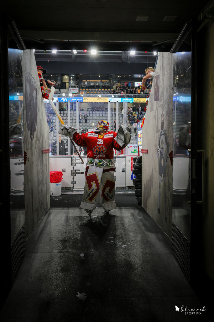 09302025_EHCB vs EVZ_wb-3035 | Sportbilder, Sportfotograf, Hochzeits- und Eventfotografin, Flugshows, Portraits und Tiershooting, Aviation, Downhill, Nationalleague, Swissleague, International