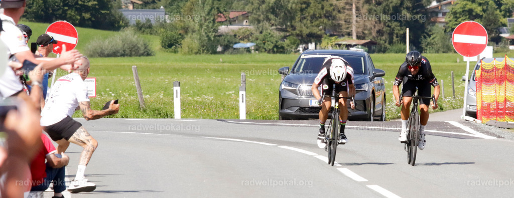 1098_20230817_Bewerb_Maenner_Muehlanger | AUT - OESTERREICH, 2023-08-16: SPORT RENNRAD-FAHREN - 55. INTERNATIONALER RADWELTPOKAL IN ST. JOHANN IN TIROL  - Vintage-Radrennen mit WM-Bronze-Medaillen-Siegerin Christina Schweinberger, den Teilnehmer und Alexander Baumann (vom Orginastions-Team) - TAG 2 BEWERB MAENNER IN SECHS GRUPPEN  - FEATURE RENNEN/START ; Foto: Roland Muehlanger