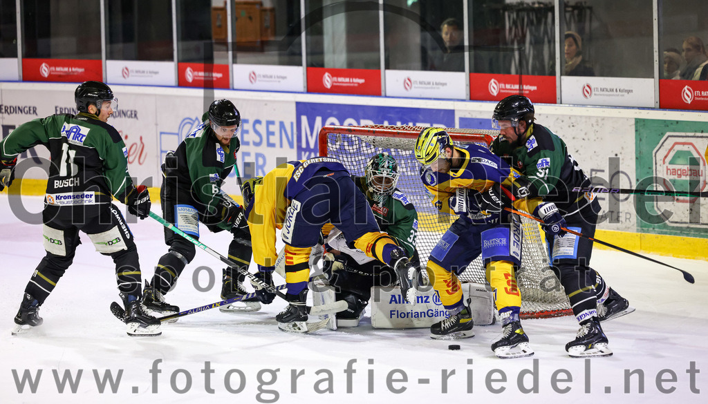 2022-10-30_099_TSV_Erding_gegen_ESC_Riverrats_Geretsried | Erding, Deutschland, 30.10.2022:
Eishockey, Bayernliga 2022 / 2023, 9. Spieltag, TSV Erding gegen ESC Riverrats Geretsried, Endergebnis: 3:5

Sebastian Busch (Erding Gladiators, #11), Roni Rukajärvi (Erding Gladiators, #61), Torwart Thomas Hingel (Erding Gladiators, #33), Xaver Hochstraßer (ESC Riverrats Geretsried, #67), Rudolf Lorenz (Erding Gladiators, #91)

Foto: Christian Riedel / fotografie-riedel.net