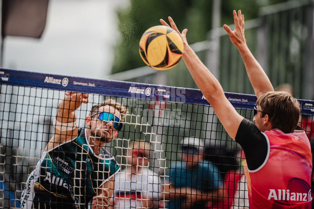 Beachvolleyball | Männer | Allianz German Beach Tour 2025 | Tourstop Berlin | 22.08.2025 | v.l. Jonas Sagstetter beim Angriff gegen Yannik Ahr