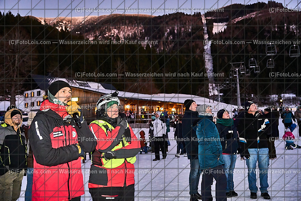 _ALP8119_NACHTderBALLONE_Lackenhof_Bergrettung | ... mit dem Ballonsportclub Ötscherland aus Wieselburg, der Bergrettung Lackenhof mit einer Schauübung, der Perchtengruppe 'Gaminger Ötscherteufeln' und dem Musikverein Lackenhof, die Ballonfahrer spendeten ihre Gage in diesem Jahr dem schwer verunglückten Gerald Bernreiter alias 'KLEX' der erst nach der ReHa und einem Umbau seines Hauses in Lackenhof frühestens im Mai 2026 wieder nach Hause kommen kann, So 28. Dezember 2025.