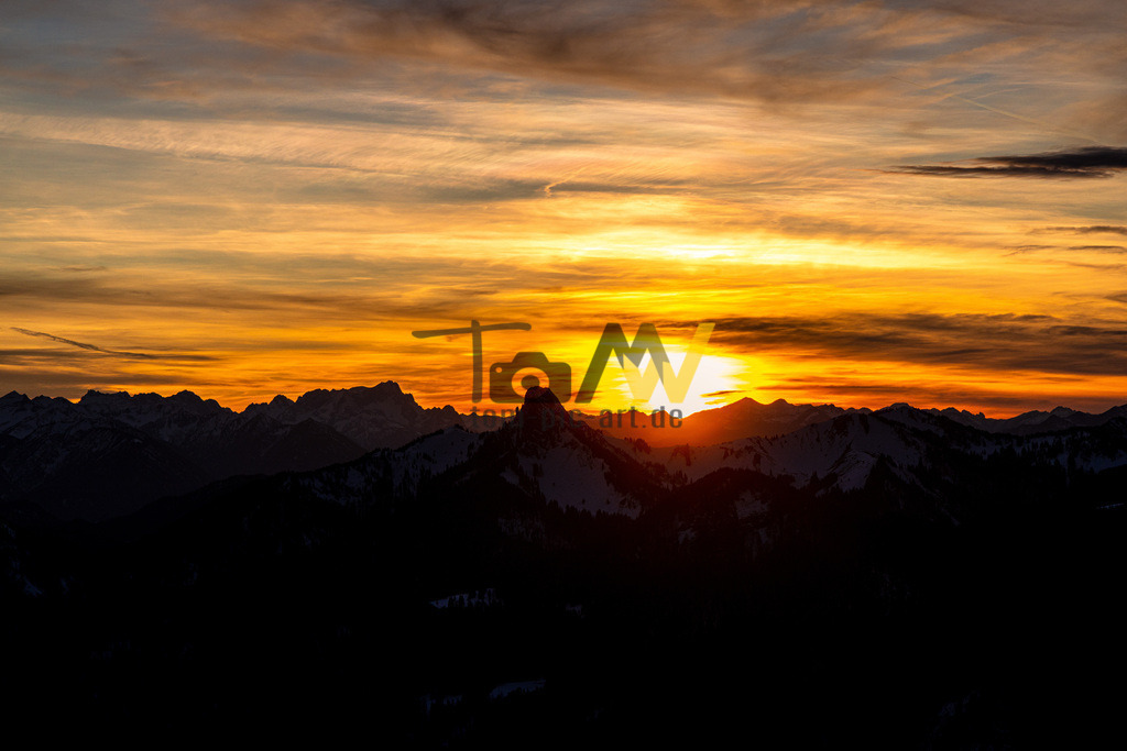 Sonnenuntergang über den Bergen des Tegernsees--Alpenblick | Ein wundervoller Sonnenuntergang in einem Februar vom Wallberg aus betrachtet über den Bergen des Tegernsees.  - Realisiert mit Pictrs.com