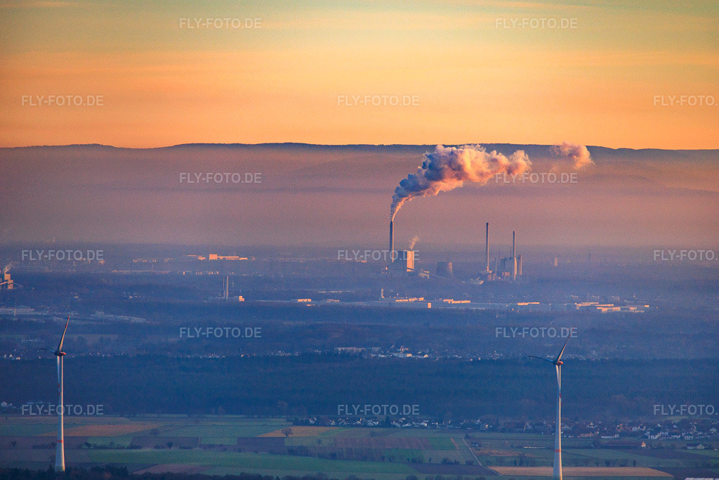 Luftbild: Rheinhafen-Dampfkraftwerk Karlsruhe von Offenbach aus gesehen an einem nebligen Winterabend im Ortsteil Daxlanden in Karlsruhe im Bundesland Baden-Württemberg in Deutschland. Foto: IMG_152128.jpg vom 12.12.2025 durch Werner Riehm/FLY-FOTO.de