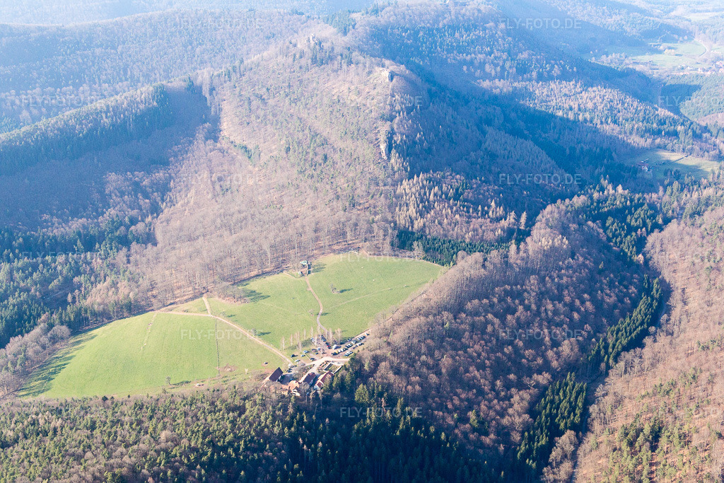 Luftbild: Gimbelhof in Wingen im Bundesland Bas-Rhin in Frankreich. – Foto: IMG_086694.jpg vom 26.03.2016 durch Werner Riehm/FLY-FOTO.de – Auflösung des Originals: 5472 x 3648 px
