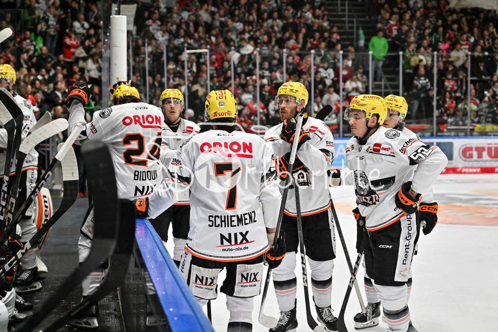 Augsburger Panther - Löwen Frankfurt | die gaeste besptrechen sich im Powerbreak  / DEL: Augsburger Panther - Löwen Frankfurt, Curt Frenzel Stadiom am 11.10.2024