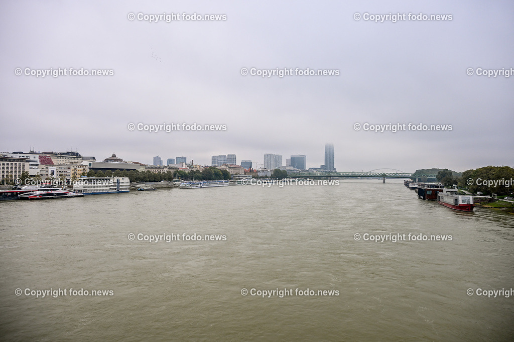 Slowakei_ Bratislavsky kraj_ Bratislava_ 08.10.2024-6 | 08.10.2024, Slowakei, SVK, Bratislavsky kraj, Bratislava, im Bild Bratislava, Stadtansichten, Gebauede, Sehenswurdigkeiten, Tourismus, Touristen, Cafe, Denkmal, Strasse, Donau, Bruecke, Schiff, Burg, Hrad, Ufo, Restaurant, Souvenier, Menschen, Bahnhof, Zug, Hauptstadt