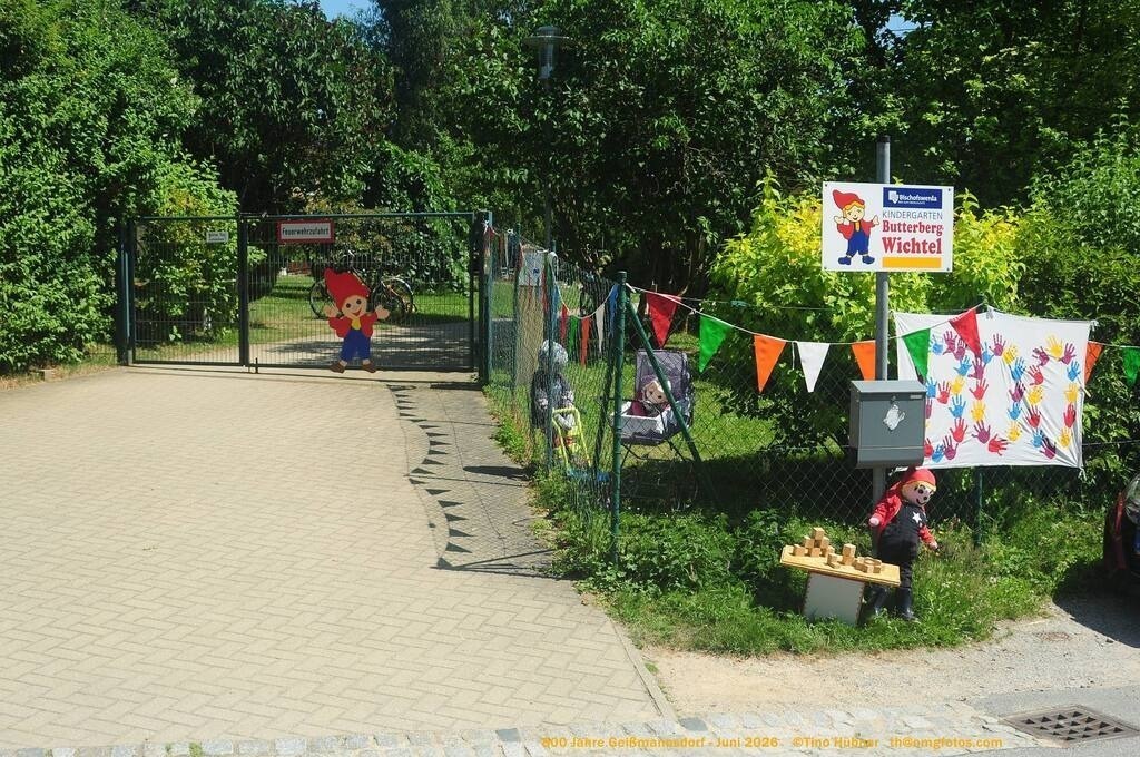 Geißmannsdorf-2026-Ortsbilder-595 | Geißmannsdorf bei Bischofswerda im Sommer 2026. Ein fotografischer Streifzug durch das Dorf Geißmannsdorf, mit Gebäuden, Straßen, Strohpuppen und geschmückten Vorgärten und Grundstücken anlässlich der 800-Jahr-Feier von Geißmannsdorf im Juni 2026 - Realisiert mit Pictrs.com