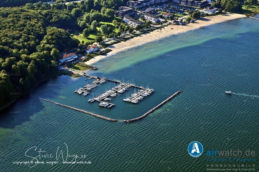 Luftbild Flensburger Foerde, Flensburg Wassersleben, Segel-Sport Flensburg Harrislee | Wassersleben ist eine Siedlung in der Gemeinde Harrislee im Kreis Schleswig-Flensburg, direkt an der deutsch-dänischen Grenze und nördlich von Flensburg gelegen. Es liegt idyllisch an der Flensburger Förde und ist bekannt für seinen etwa einen halben Kilometer langen Sandstrand, der als Strandbad genutzt wird und besonders bei Familien beliebt ist.