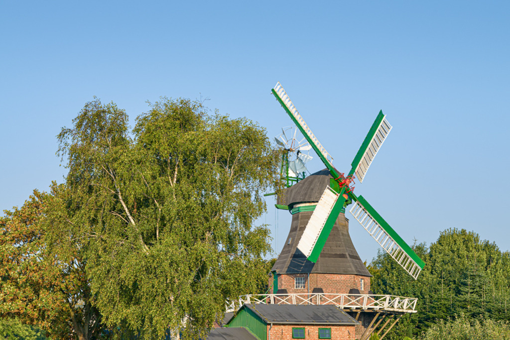 Windmühle Ursula Barlt | Barlt ist ein Dorf im Kreis Dithmarschen. Am Ortsrand steht diese wunderschöne Mühle, ein voll funktionsfähiger Galerieholländer, erbaut im Jahr 1875. — Auflösung des Originals: 6015 x 4010 px. - Realisiert mit Pictrs.com