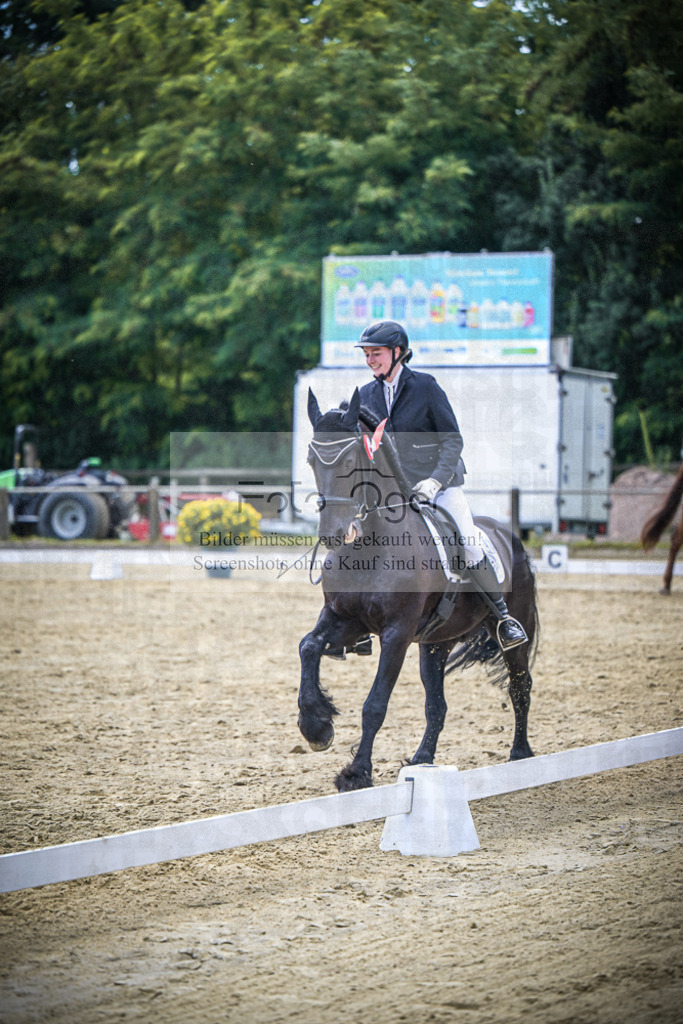 DOS_5683 | Entdecke hochwertige Reitturnierfotos von Foto Oger. Professionell, emotional und authentisch – jetzt Lieblingsmomente im Shop bestellen.Deutschlandweite Turnierfotografie. - Realisiert mit Pictrs.com
