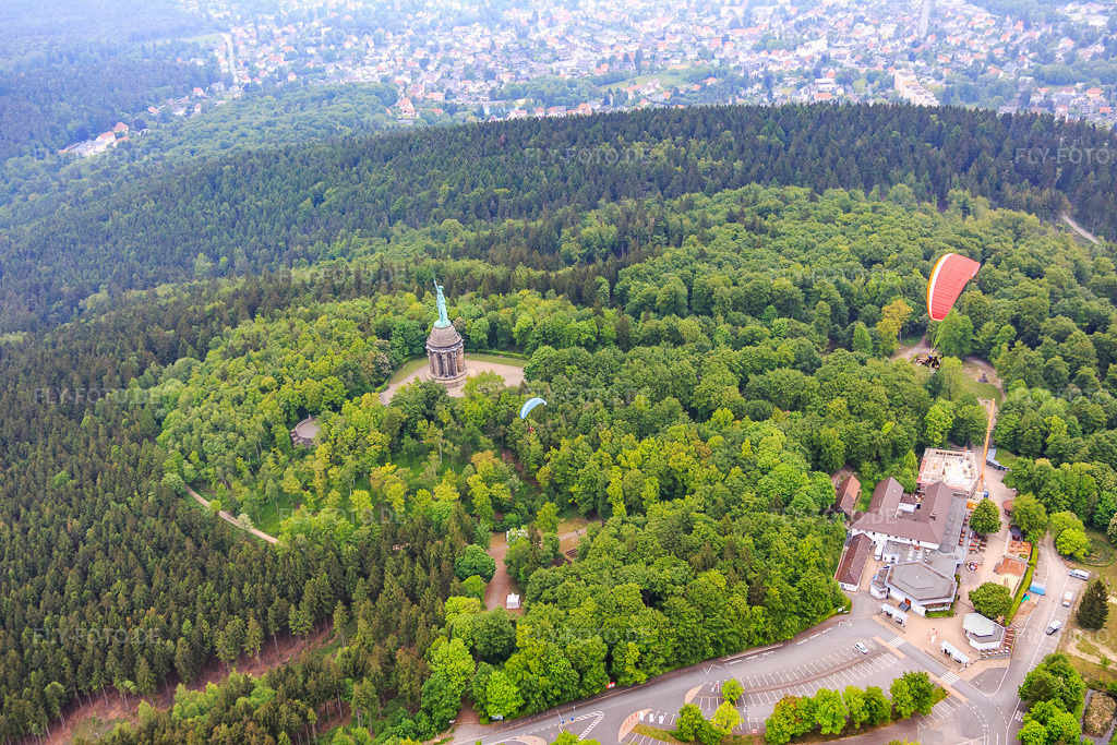 Luftbild: Hermannsdenkmal im Ortsteil Hiddesen in Detmold im Bundesland Nordrhein-Westfalen in Deutschland. – Foto: IMG_079313.jpg vom 23.05.2015 durch Werner Riehm/FLY-FOTO.de – Auflösung des Originals: 5472 x 3648 px – Das Hermannsdenkmal bei Detmold