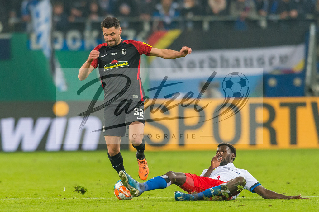 HSVSCF20220419_127 | Fussball, Herren: Vincenzo Grifo (SC Freiburg) und Bakery Jatta (Hamburger SV) im Zweikampf beim DFB-Pokal-Halbfinalspiel zwischen Hamburger SV und SC Freiburg im Volksparkstadion am 19.04.2022 in Hamburg, Deutschland.DFB / DFL REGULATIONS PROHIBIT ANY USE OF PHOTOGRAPHS AS IMAGE SEQUENCES AND/OR QUASI-VIDEO. - Realisiert mit Pictrs.com