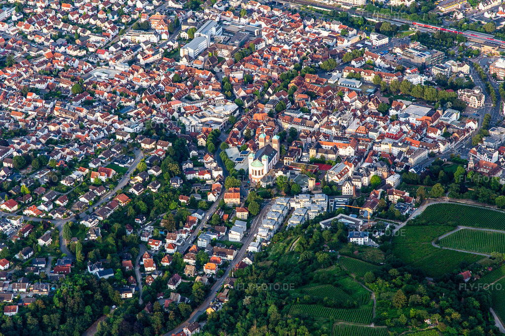 Luftbild: Stadtkirche Sankt Georg Bensheim in Bensheim im Bundesland Hessen in Deutschland. – Foto: IMG_142714.jpg vom 19.07.2024 durch Werner Riehm/FLY-FOTO.de – Auflösung des Originals: 5472 x 3648 px – Sankt Georg - Heiliggeist Bergstraße