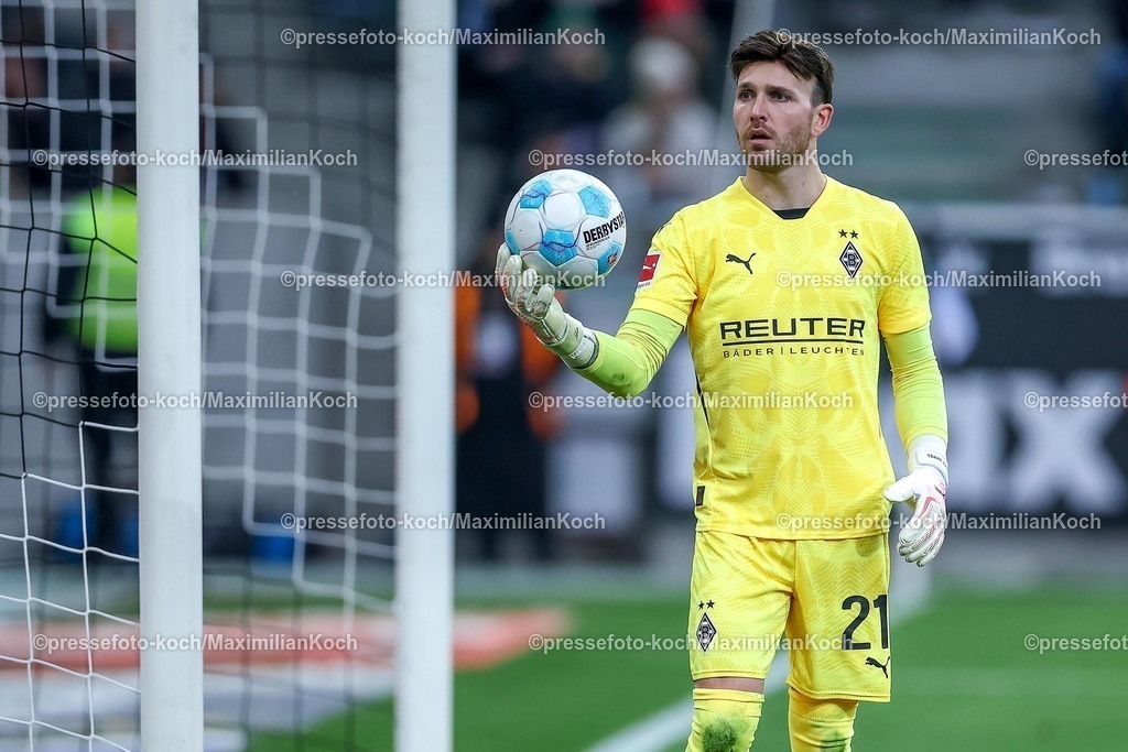 BMG21022501075 | 22.02.2025, Fußball, Borussia Mönchengladbach - FC Augsburg, 1. Fußball Bundesliga, Borussia-Park, Saison 2024 2025: Torwart Tobias Sippel (Mönchengl. #21) steht enttäuscht im TorDFB regulations prohibit any use of photographs as image sequences and or quasi-video.