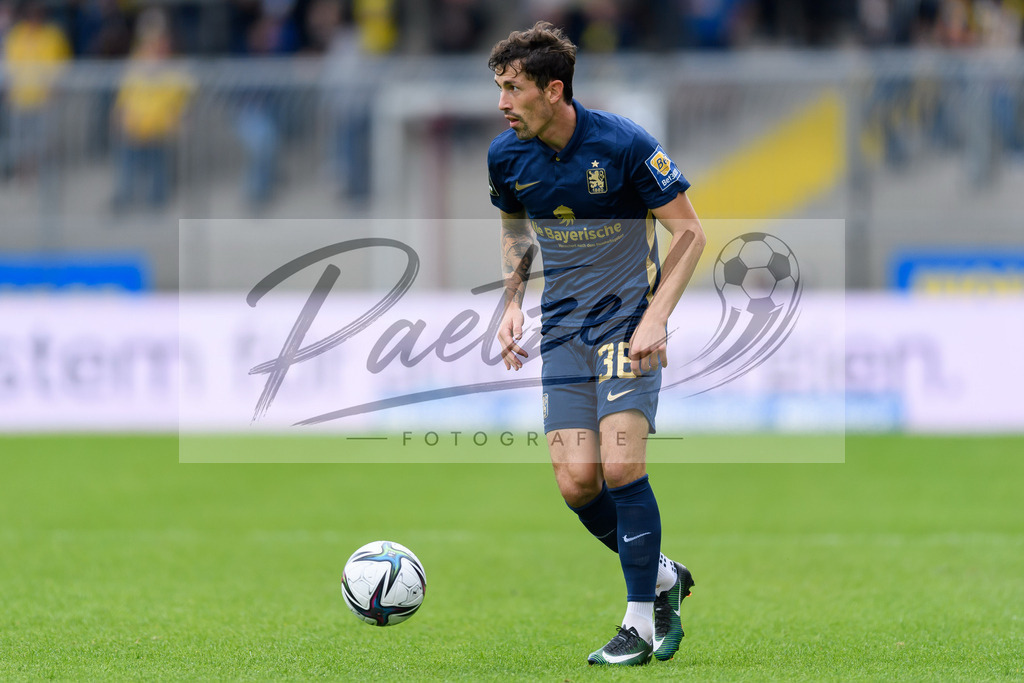 EBSTSV20210828_157 | Fussball, Herren: Phillipp Steinhart (TSV 1860 Muenchen) in Aktion, am Ball, Einzelaktion beim Spiel der 3. Liga zwischen Eintracht Braunschweig und TSV 1860 Muenchen im Eintracht-Stadion am 28.08.2021 in Braunschweig, Deutschland.DFB / DFL REGULATIONS PROHIBIT ANY USE OF PHOTOGRAPHS AS IMAGE SEQUENCES AND/OR QUASI-VIDEO. - Realisiert mit Pictrs.com