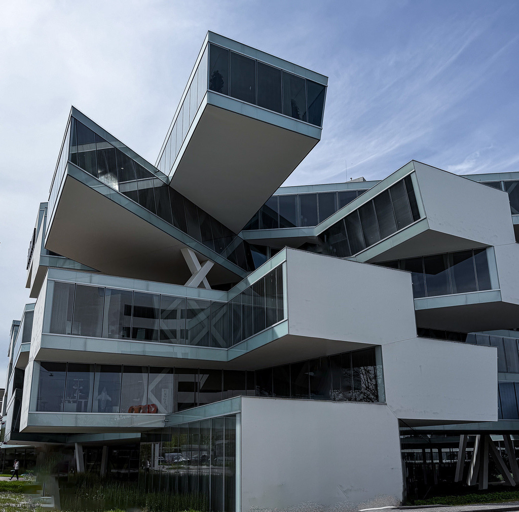 Actelion Business Center Basel | Moderne Architektur | Abstrakte Architekturfotografie des Actelion Business Center in Allschwil bei Basel, entworfen von Herzog &amp; de Meuron. Die spektakuläre, verschachtelte Balkenstruktur erzeugt ein faszinierendes Spiel aus Linien und Geometrie. Perfekt als minimalistische Wandkunst und modernes Poster für Büro oder Wohnzimmer. / Modern architecture of the Actelion Business Center near Basel. - Realisiert mit Pictrs.com