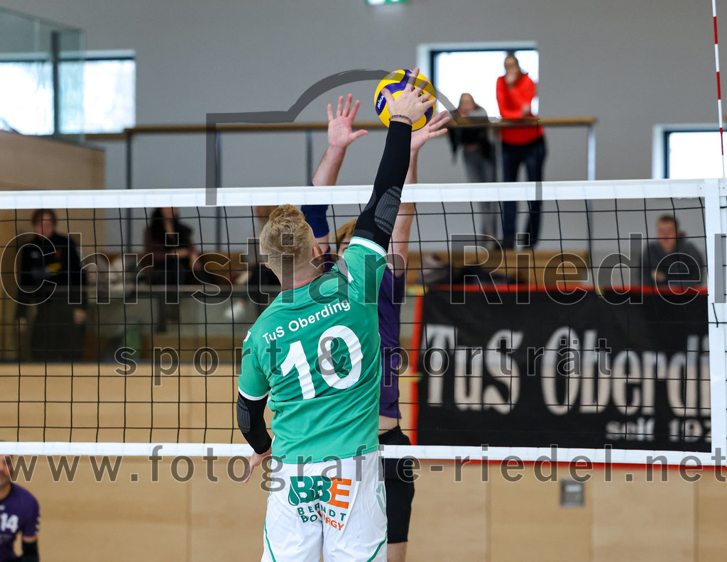 2022-11-12_098_TuS_Oberding_gegen_SC_Freising_II | Oberding, Deutschland, 12.11.2022:
Volleyball, Bezirksliga Ost 2022 / 2023, 7. Spieltag, TuS Oberding gegen MTV Pfaffenhofen II, Endergebnis: 3:2

Benedikt Lösch (TuS Oberding, #10)

Foto: Christian Riedel / fotografie-riedel.net