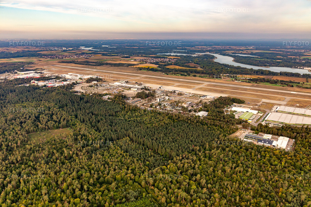 Luftbild: Baden-Airpark im Ortsteil Söllingen in Rheinmünster im Bundesland Baden-Württemberg in Deutschland. Foto: IMG_008789.jpg vom 20.09.2020 durch Werner Riehm/FLY-FOTO.de