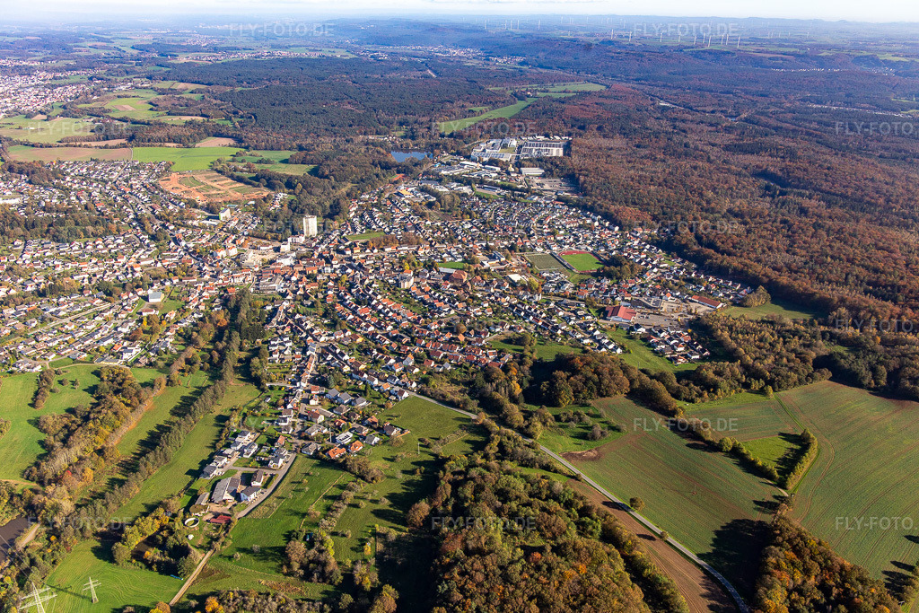 Luftbild: Stadt von Westen im Ortsteil Eichelscheiderhof in Waldmohr im Bundesland Rheinland-Pfalz in Deutschland. Foto: IMG_143854.jpg vom 27.10.2024 durch Werner Riehm/FLY-FOTO.de