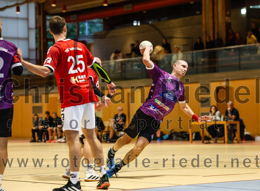 2024-10-20_031_SpVgg_Altenerding_II_gegen_TSV_Taufkirchen-Vils | Erding, Deutschland, 20.10.2024:Handball, Bezirksliga Männer Ost 2024 / 2025, 3. Spieltag, SpVgg Altenerding II gegen TSV Taufkirchen/Vils, Endergebnis: 15:20Christoph Huber (TSV Taufkirchen/Vils, #25), Daniel Sagert (SpVgg Altenerding, #5)Foto: Christian Riedel / fotografie-riedel.net