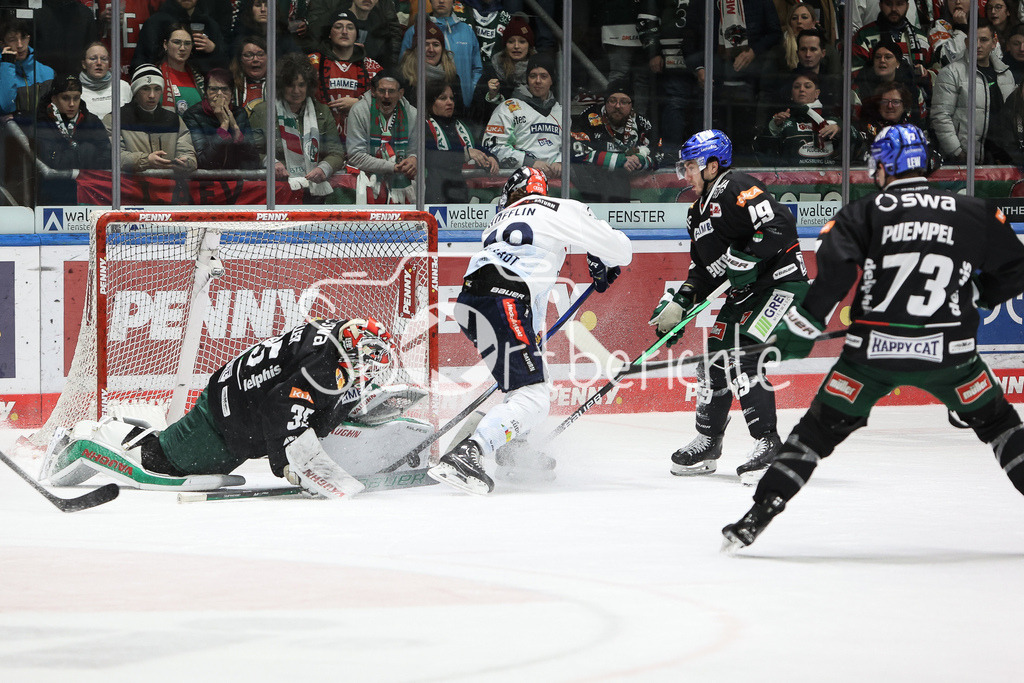 Augsburger Panther - ERC Ingolstadt | Markus KELLER (AEV #35) haelt in dieser Szene sensationell gegen Mirko HOEFLIN (ERC #10) / Torchance / Grosschance