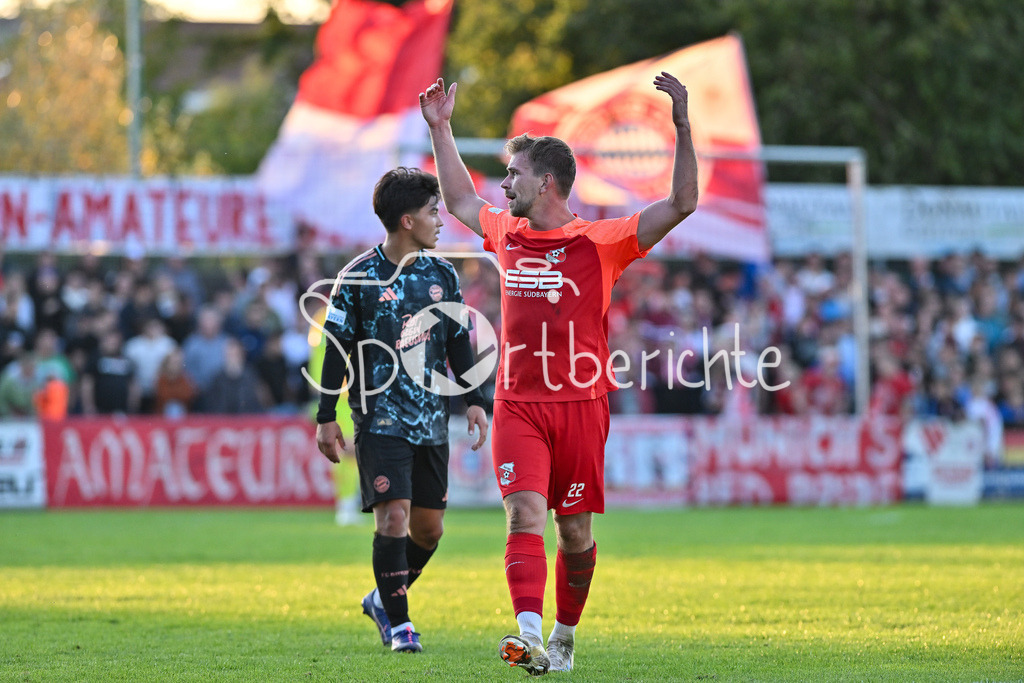SpVgg Hankofen-Hailing - FC Bayern Amateure | Im Bild Doppeltorschuetze Tobias LERMER (Spvgg #22) / heitzt die Zuschauer nochmal an / Regionalliga Bayern: SpVgg Hankofen-Hailing - FC Bayern München II, Maierhofer-Bau Stadion am 20.09.2024