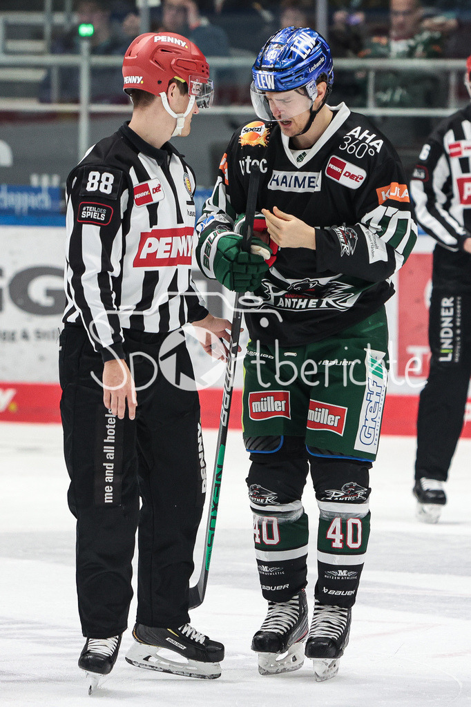 Augsburger Panther - Loewen Frankfurt | Sebastian WAENNSTROEM (AEV #40) im Gespraech Tim HEFFNER / Sebastian WÄNNSTRÖM