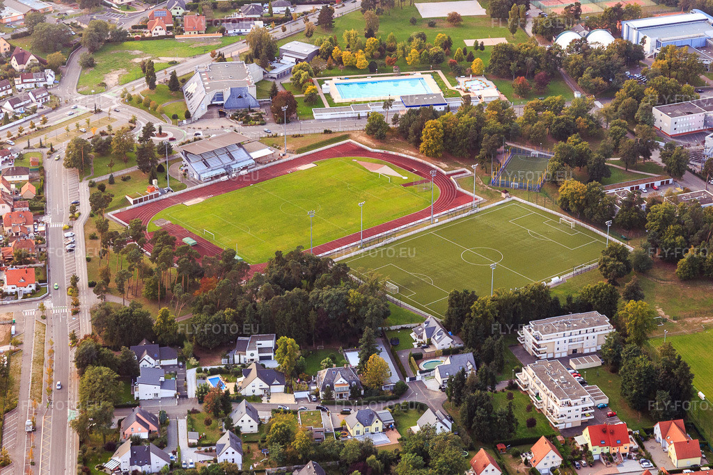 Vue aérienne: Stade des Pins, Piscine De Plein Air et La MAC - Relais culturel de Bischwiller à Bischwiller dans le département Bas Rhin, France.Photo: IMG_074293.jpg prise le 04/10/2014 par Werner Riehm/FLY-FOTO.euRésolution de l'original: 4876 x 3251 pxWWW.VILLE-BISCHWILLER.FR