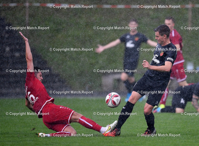 Fussball Verbandsliga   2021/2022: FC Holzhausen - TSV Berg  | Fussball  Verbandsliga 2021/2022    15.09.2021FC Holzhausen - TSV BergNils Schuon (FC Holzhausen,re) gegen Marcel Fetscher (TSV Berg,li)FOTO: ULMER PressebildagenturxxNOxMODELxRELEASExx