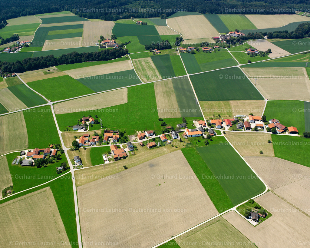 2600415 | HOLZHAUSEN 09.06.2006 Landwirtschaftliche Nutzflächen und Feldgrenzen  umsäumen das Siedlungsgebiet des Dorfes in Holzhausen im Bundesland Bayern, Deutschland // Agricultural land and field boundaries surround the settlement area of the village  in Holzhausen in the state Bavaria, Germany Foto: Gerhard Launer